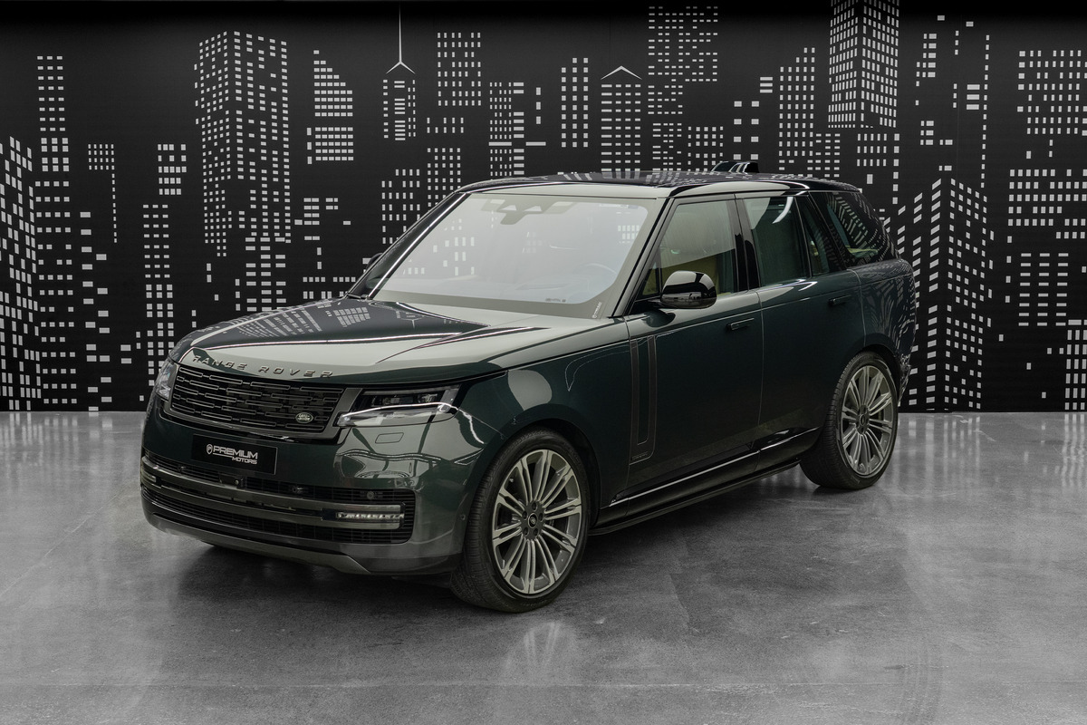 2023 Land Rover Range Rover Autobiography P530 in Green — front three-quarter view