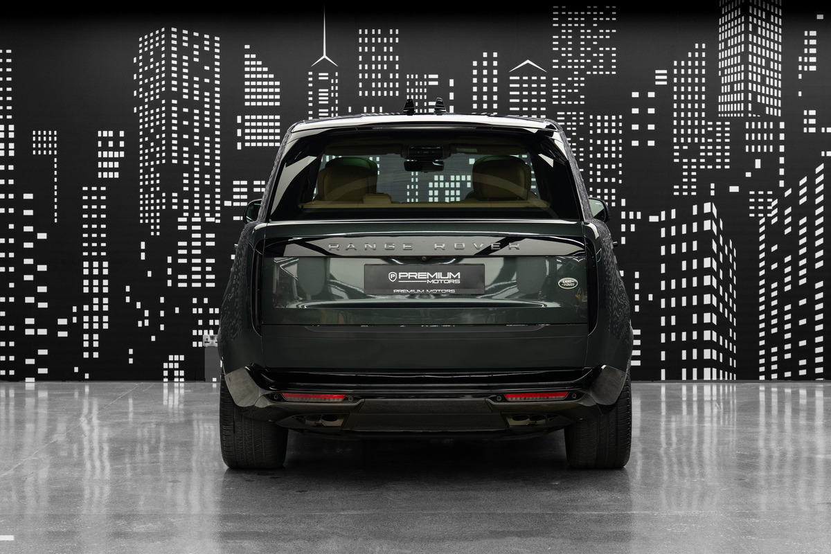 Used 2023 Land Rover Range Rover Autobiography P530 — Green for Sale in Dubai — gallery photograph 5