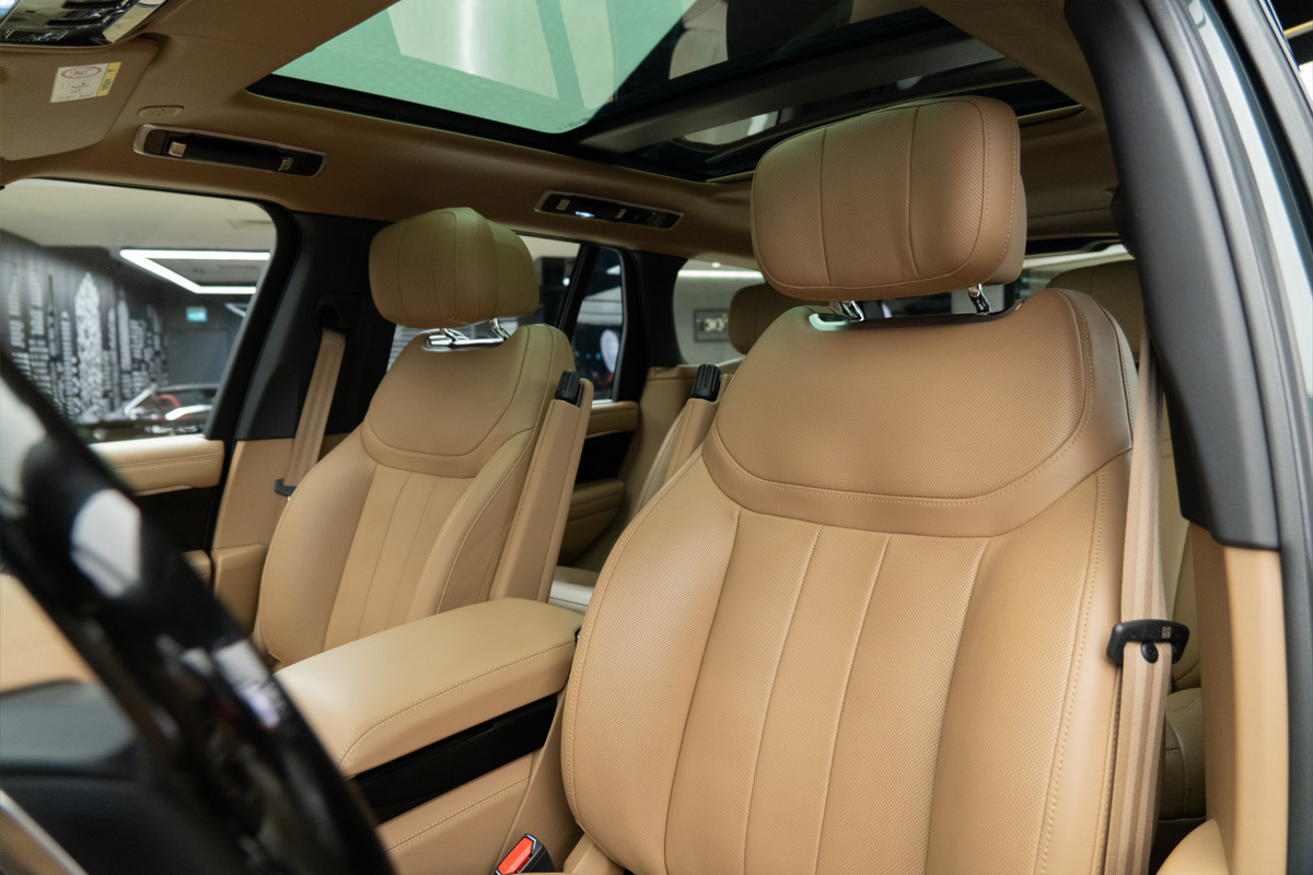 Used 2023 Land Rover Range Rover Autobiography P530 — Green for Sale in Dubai — gallery photograph 10